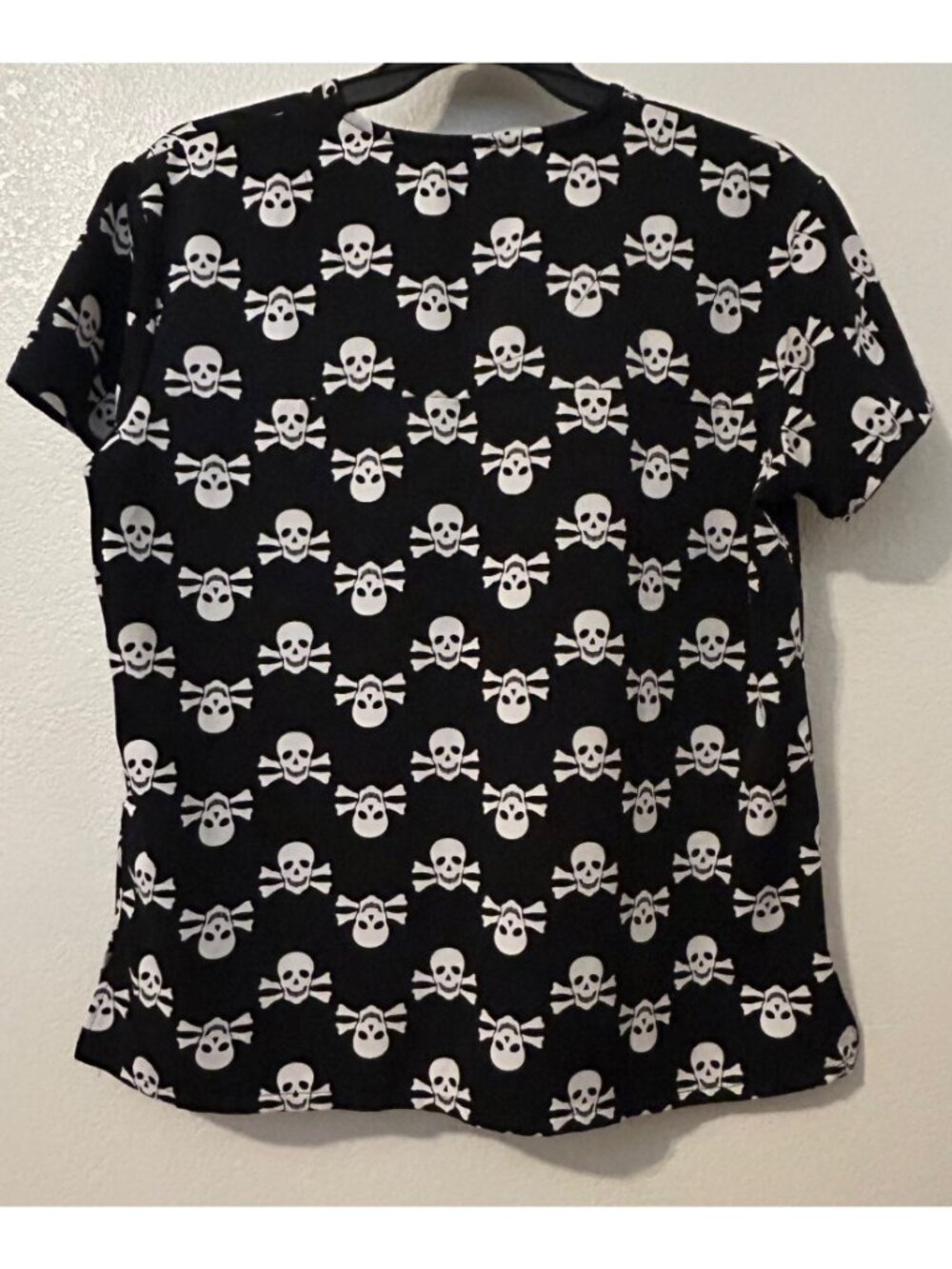 Skull & Crossbones Halloween Spooky Scrub Top XL Black & White Pockets V-Neck - Picture 2 of 9